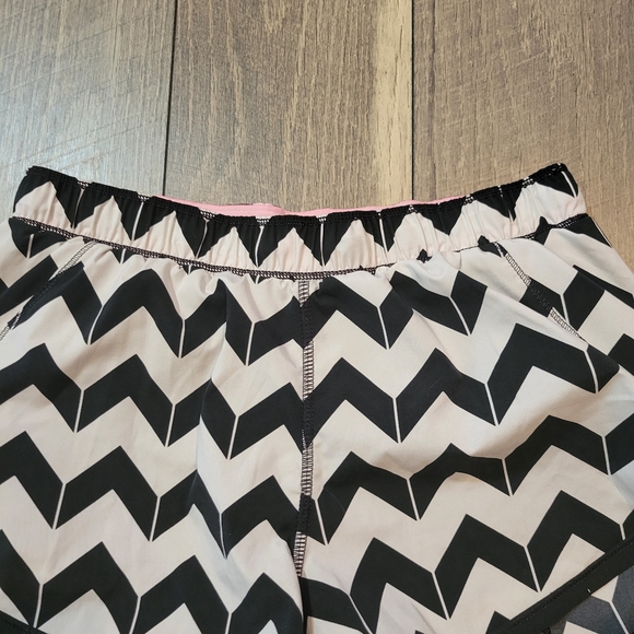 Lululemon shorts - Picture 4 of 9